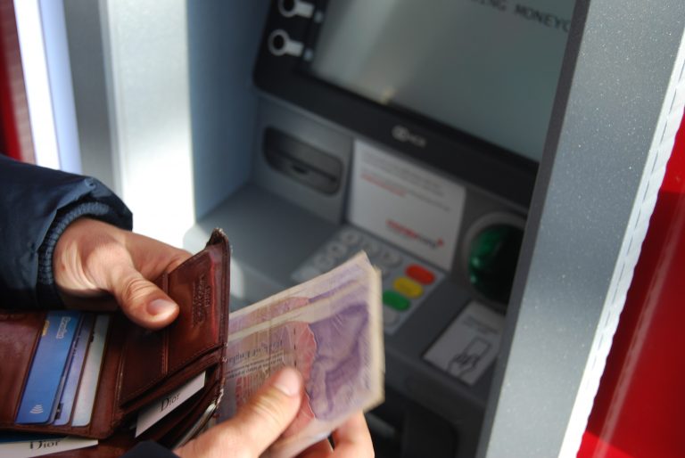 El retiro de dinero en los ATM es habitual